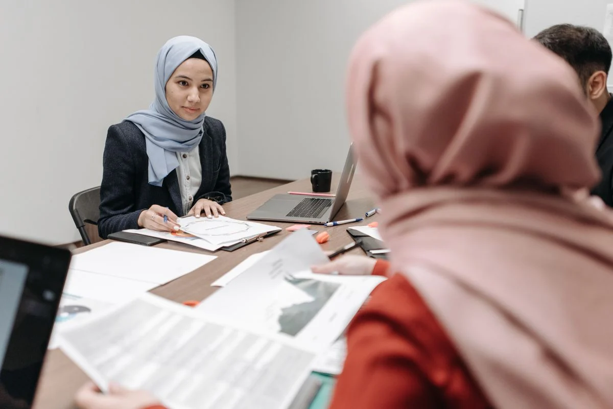 Colleagues discussing documents in an office — stock photo